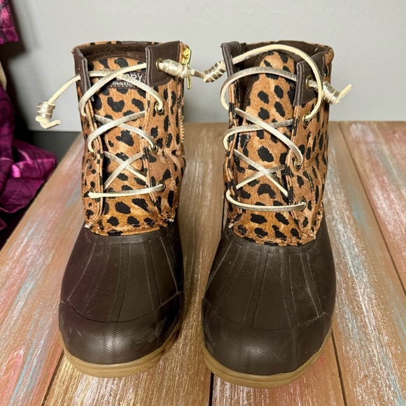 Speedy Women’s Syren Gulf Leopard Duck Size 7.5 Brown Boots Ankle Low Heel 1-2” - Picture 3 of 11